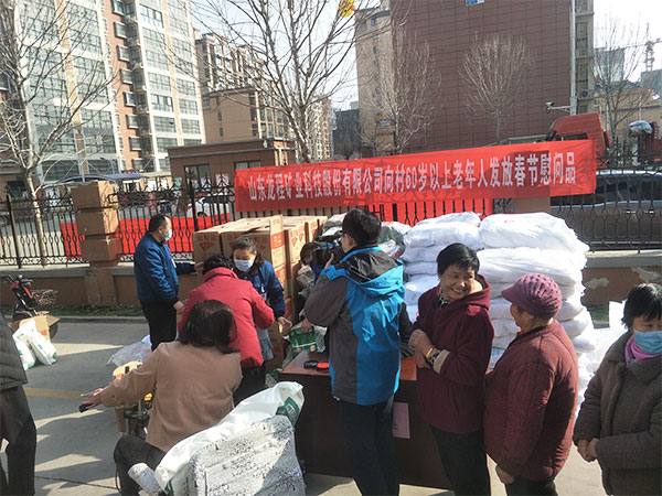 為60歲以上老人發放春節慰問品